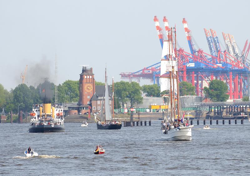 4300_3037 Schiffsverkehr auf der Elbe vor Hamburg Finkenwerder. | Hafengeburtstag Hamburg - groesstes Hafenfest der Welt